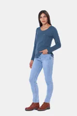 Pantalón jean skinny de tiro alto, color celeste claro, con bolsillos delanteros y traseros, y presillas para cinturón.