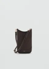 Bandolera porta celular Mango modelo Bilmacho de color marrón oscuro, con cuerpo de tejido texturizado y detalles en cuero sintético, cierre de botón magnético y correa ajustable desmontable.