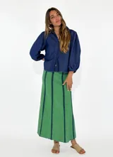 Pollera midi de corte recto, color ladrillo con rayas verticales azul marino.