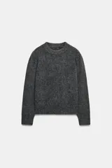 Jersey de punto gris oscuro con cuello redondo y mangas largas con hombreras estructuradas.