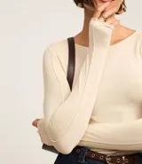 Suéter color crema de tricot con cuello redondo y manga larga.