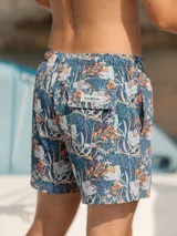 Short de baño Von Braun con estampado floral en tonos azules, naranjas y blancos. Cuenta con cintura elástica, dos bolsillos laterales y un bolsillo trasero con solapa y etiqueta de la marca.