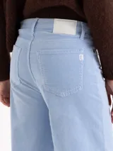 Pantalón de corte wide leg confeccionado en corderoy color celeste, con tiro medio y diseño de cinco bolsillos.