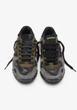 Championes urbanos Satorisan modelo Chacrona Metta, en combinación de tonos negros, grises y marrones. Presentan un diseño de paneles en cuero y gamuza, con un parche lateral en forma de corazón y una suela de plataforma con efecto moteado.