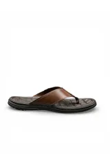Sandalias ojotas de cuero para hombre modelo 131281 de la marca Pegada, en color marrón, con plantilla texturizada y tiras anchas.