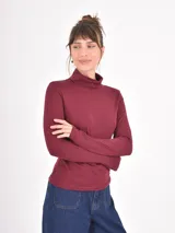 Polera de manga larga en color tostado, confeccionada en tejido suave con cuello alto tipo tortuga.