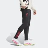 Pantalón de entrenamiento de fútbol Adidas Liverpool FC Tiro 25 Competition, color negro, corte ajustado (slim fit) con puños elásticos y tres franjas verticales rojas en la parte inferior de la pierna. Incluye el escudo del Liverpool FC aplicado con calor en el muslo.