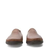 Mocasines de cuero color negro para hombre, con diseño easy wear, costuras artesanales visibles y detalles de elásticos laterales para un calce cómodo.