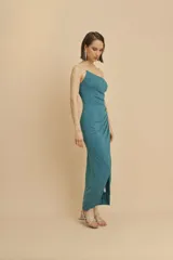 Vestido midi de fiesta turquesa con breteles de strass y tajo en el frente.