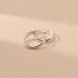 Aros tipo argolla doble confeccionados en plata 925, con diseño entrelazado y cierre de perno.