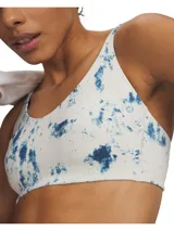 Top deportivo de sujeción baja con escote redondo, confeccionado en tejido de punto cepillado ultrasuave con estampado tie-dye en tonos azul y blanco. Cuenta con tirantes finos ajustables y doble forro para mayor cobertura.