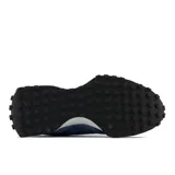 Championes New Balance 327 de hombre, con capellada de denim azul en diferentes tonos y logo "N" en azul marino.