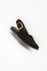 Chata marrón de cuero con punta fina y hebilla dorada.