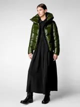 Campera puffer corta color borgoña, de nylon lacado con relleno sintético. Tiene cuello alto, cierre bidireccional, tiradores de cremallera personalizados y logo redondo de goma en la manga.