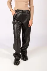 Pantalon cargo de cuero sintético color negro, de corte recto y tiro alto, con bolsillos laterales tipo cargo.