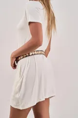 Vestido corto de modal blanco con cuello redondo y mangas cortas.