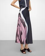 Falda midi evasé de viscosa con estampado abstracto multicolor en tonos azul marino, blanco y rosado.