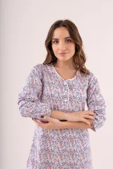 Camisón corto de manga larga con estampado floral en tonos coral, azul y blanco. Tiene cuello en V con detalle de puntilla blanca y cierre de botones en el pecho.