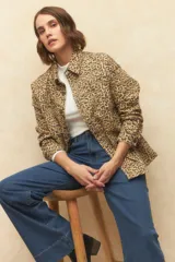 Pantalón de jean negro, ancho, de tiro alto y con dobladillo en las terminaciones.