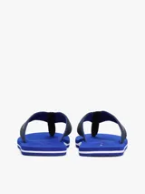 Ojotas Tommy Hilfiger con base azul y tiras de tela trenzada azul marino con logo de la marca en blanco.