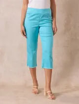 Pantalón capri blanco de tencel elastizado, marca Ruby Rd. Tiene pretina ancha elastizada, bolsillos simulados delanteros, bolsillos aplicados traseros, corte recto y terminación de ruedo desflecado.