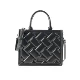 Bolso tote negro de cuero sintético acolchado con diseño rectangular. Tiene doble asa corta y correa larga regulable extraíble. El acceso es con cierre y cuenta con un bolsillo interno con cierre y dos abiertos.