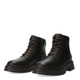 Botas tipo borcego de cuero color marrón oscuro, con cordones al tono, ojales metálicos y suela track robusta.