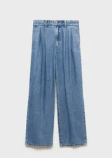 Pantalón de jean estilo wide leg con tiro medio, detalle de pinzas en la cintura, cierre frontal con cremallera y botón, y bolsillos laterales.