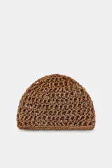 Gorro tipo casquete confeccionado en tejido trenzado de fibra natural con diseño de red.