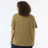 Camiseta verde militar de manga corta y escote en V, confeccionada en tejido con patrón calado perforado y diseño holgado.