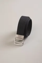Cinturón negro de tela con hebilla metálica plateada con doble pasador.