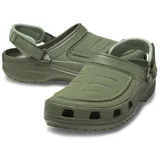Zueco Crocs Yukon Vista II color gris oscuro, con parte superior de material sintético que simula cuero, costuras decorativas en el empeine y orificios de ventilación frontales. Posee correa ajustable en el talón de color gris claro.