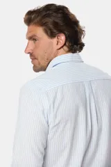 Camisa de manga larga con rayas verticales color beige y blanco, corte slim fit y botones personalizados.