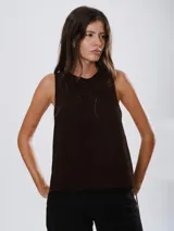 Chaleco de cuero marrón con diseño cruzado en la espalda y ajuste lateral mediante cordones. Presenta un corte holgado y moderno, ideal para usar como prenda de superposición.