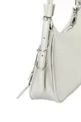 Cartera tipo morral de poliuretano símil cuero color plateado, con múltiples bolsillos frontales con cierre y correa larga ajustable.