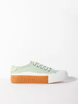Zapatilla acordonada de textil color verde menta, con plataforma de goma bicolor en blanco y naranja con textura en relieve.