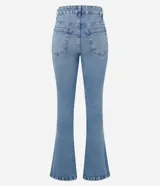 Pantalón bootcut de tiro alto en denim azul claro, ceñido en caderas y muslos con corte acampanado hacia el bajo y detalle de pequeña abertura lateral en los tobillos. Cuenta con bolsillos y cierre tradicional con botón y cremallera.