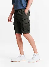 Bermuda cargo color verde militar, con cintura elastizada, bolsillos laterales y pasacinto.