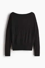 Top de punto fino transparente color negro, de manga larga con hombros caídos, escote bote amplio y ribete enrollado, con remate acanalado ancho en puños y bajo.