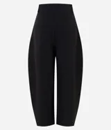 Pantalón de sastrería color bordó con modelaje barrel, cintura estructurada con pasadores y piernas amplias con recortes y ruedo levemente afinado.