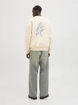 Buzo color crema de algodón con cuello redondo, manga larga y puños acanalados. Estampa en la espalda con la palabra "POISONOUS" y un diseño floral.