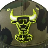 Gorro New Era 59Fifty del equipo de baloncesto Chicago Bulls, con visera plana color azul y logo del equipo bordado en el frente.