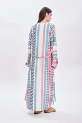 Kaftan largo con estampado geométrico en tonos azul, rojo y blanco, con cinturón blanco.