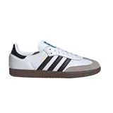Championes Adidas Samba OG de diseño clásico, color blanco con las icónicas tres tiras negras en los laterales, detalle en la puntera de gamuza gris y suela de goma tipo trampa.