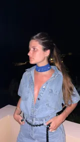 Gargantilla azul tejida a crochet con detalle de perlas blancas.