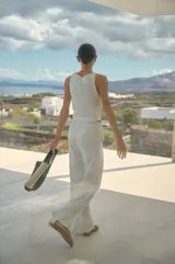 Pantalón oxford de lino color blanco, con cintura elastizada, tiro alto y bolsillos laterales.