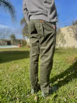 Pantalón tipo bombacha de campo de color verde militar, de corte recto y tiro medio, confeccionado en acrocel de algodón. Cuenta con bolsillos laterales y botón de madera en la botamanga.