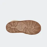 Pantufla UGG Coquette color marrón, con capellada de gamuza y forro de piel de oveja.