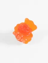 Broche pinza para el pelo color naranja con forma de rosa.