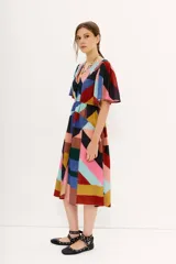 Vestido midi de gasa estampada con diseño geométrico multicolor, mangas cortas, elástico en la cintura, tajo frontal y forrería en la falda.